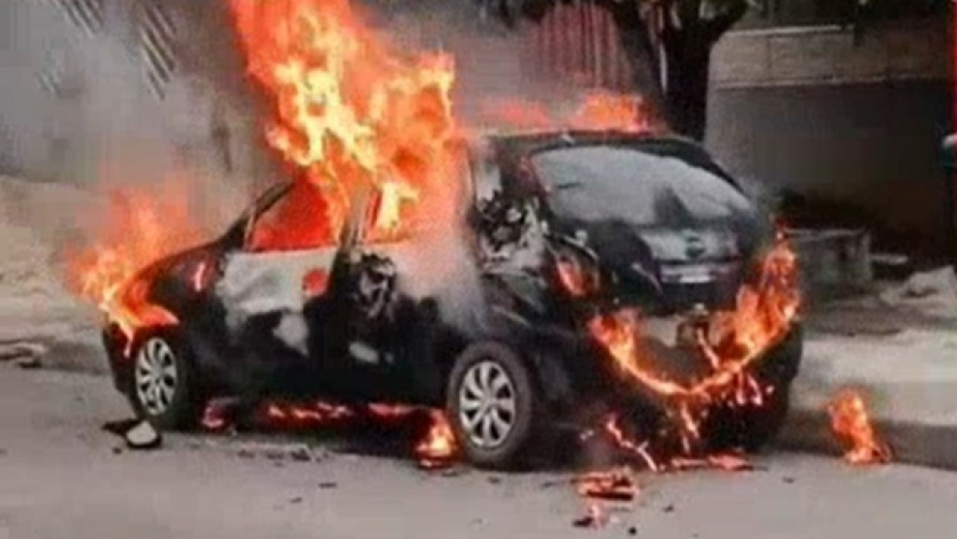 Mulher é acusada de causar incêndio criminoso que destruiu carro em avenida de Ji-Paraná   2 Min