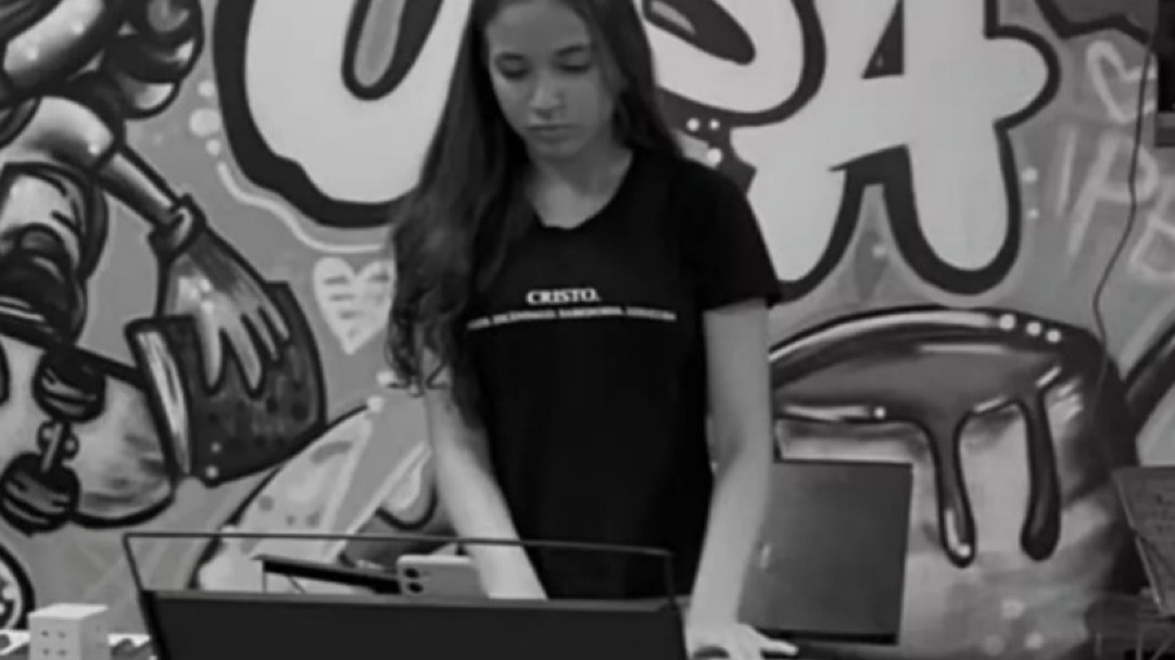 Menina de 14 anos é brutalmente assassinada por colegas dentro de escola
