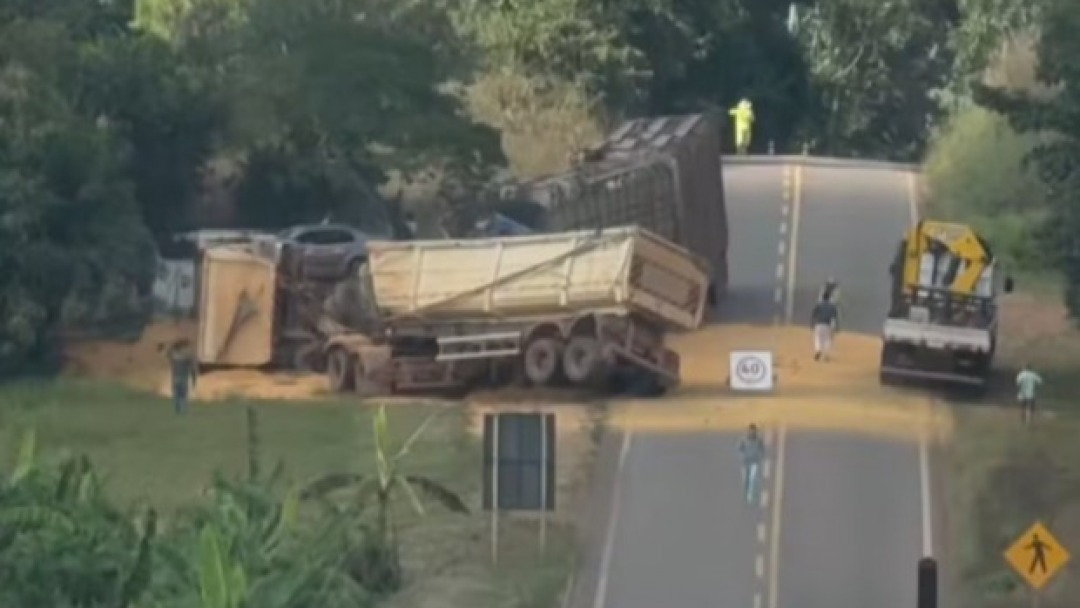 Homem morre preso às ferragens após acidente entre carreta e caminhão na BR