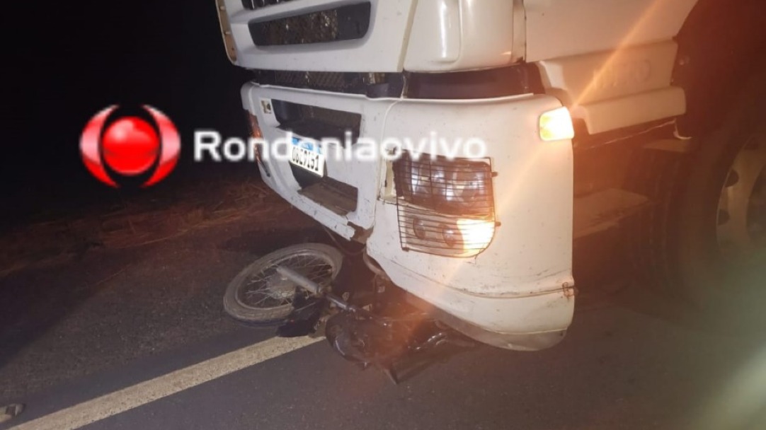 BATIDA FRONTAL: Motociclista de 24 anos fica em estado grave após colisão com caminhão na BR-364