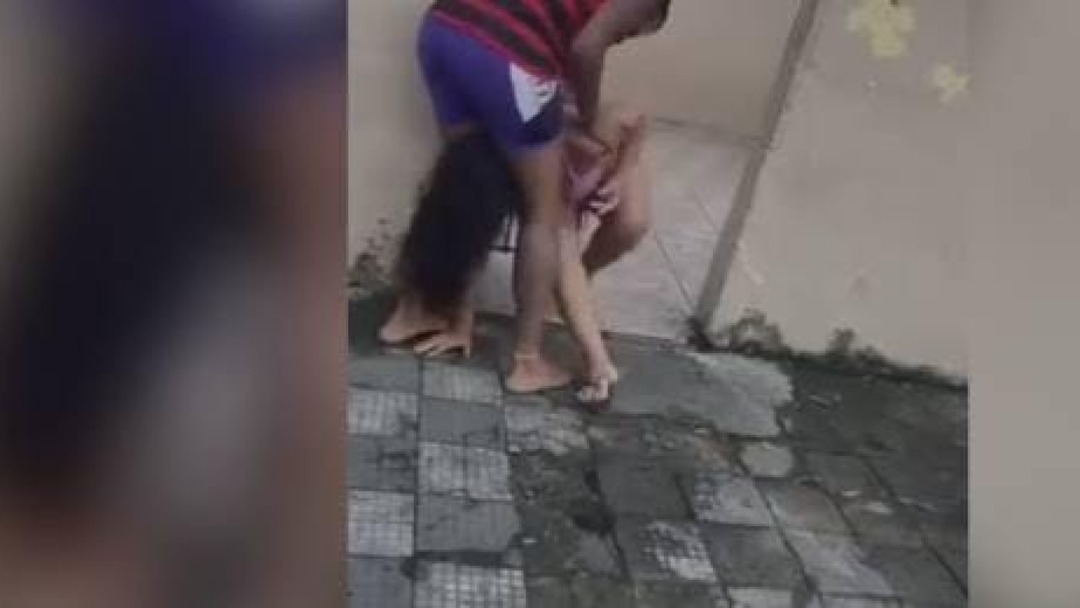 CIUMENTO: Esposa é surrada pelo marido após conversar com amigo em festa