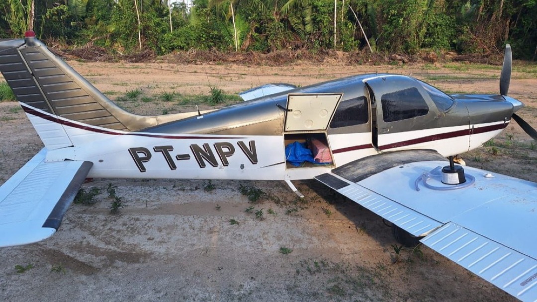 PF apreende avião com meia tonelada de drogas em RO