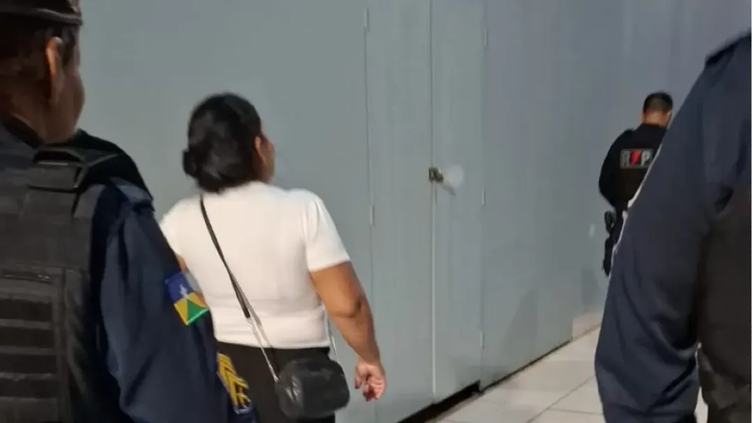 Menor denuncia padrasto por abuso e mãe é detida depois de auxiliar fuga do suspeito nesta terça