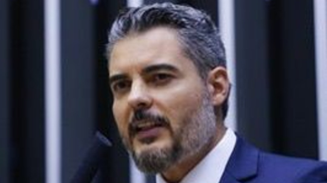 Relatório de Thiago Flores aprova inclusão de faixas exclusivas para motos na Política Nacional de Mobilidade Urbana