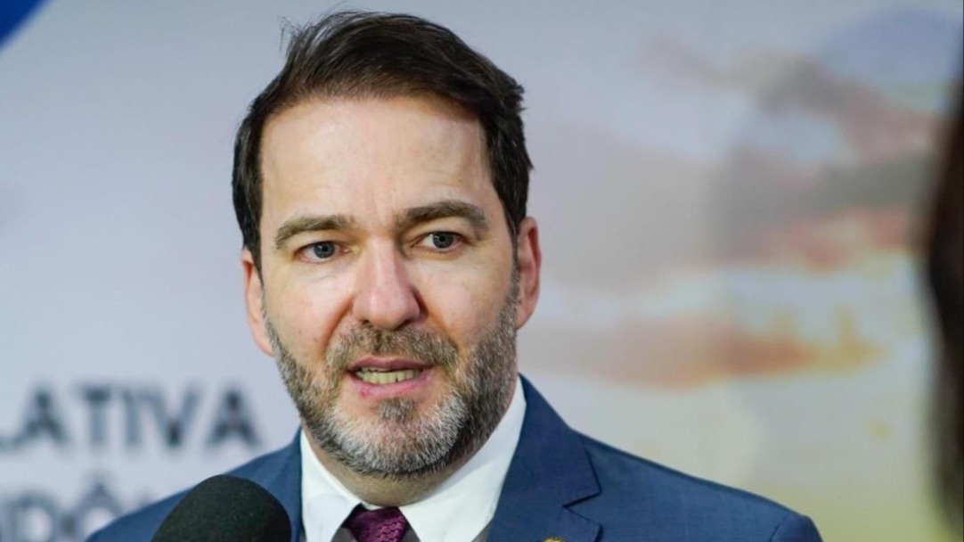 É FAKE NEWS que Alex Redano responde ação do MP sobre associação e decisão judicial inocentou deputado﻿