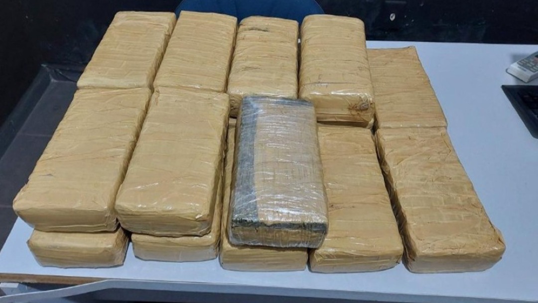 Polícia Militar apreende 17 kg de maconha com adolescente próximo à rodoviária