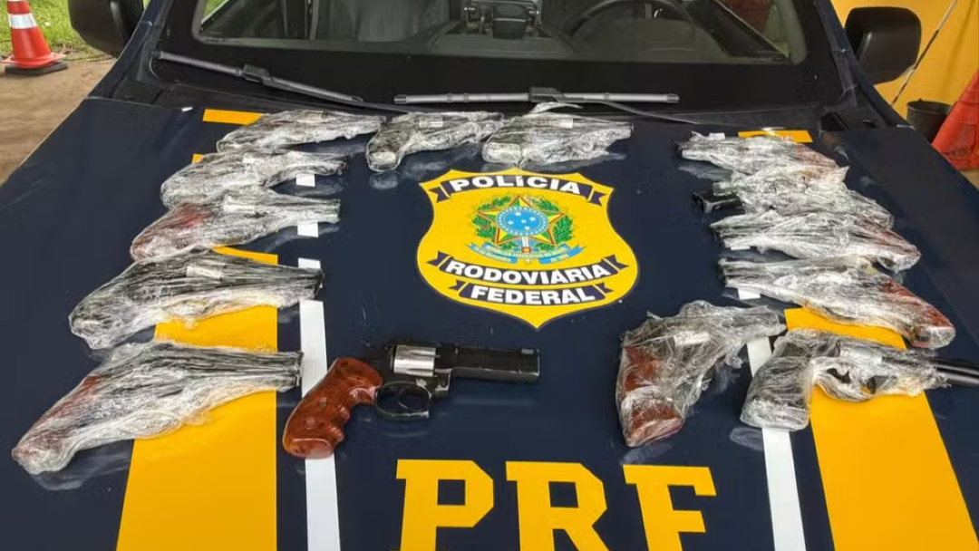 PRF apreende 14 revólveres em ônibus na BR-364, em RO