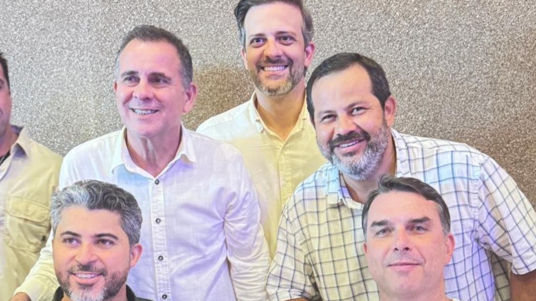 Comitiva de Buritis entrega dossiê e documentário a Flávio Bolsonaro em defesa de Rio Pardo e Minas Nova