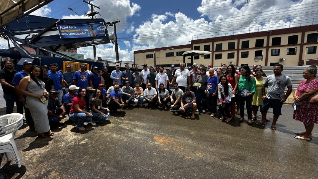 Deputado Delegado Lucas entrega implementos e viabiliza primeira recolhedora de café em Buritis