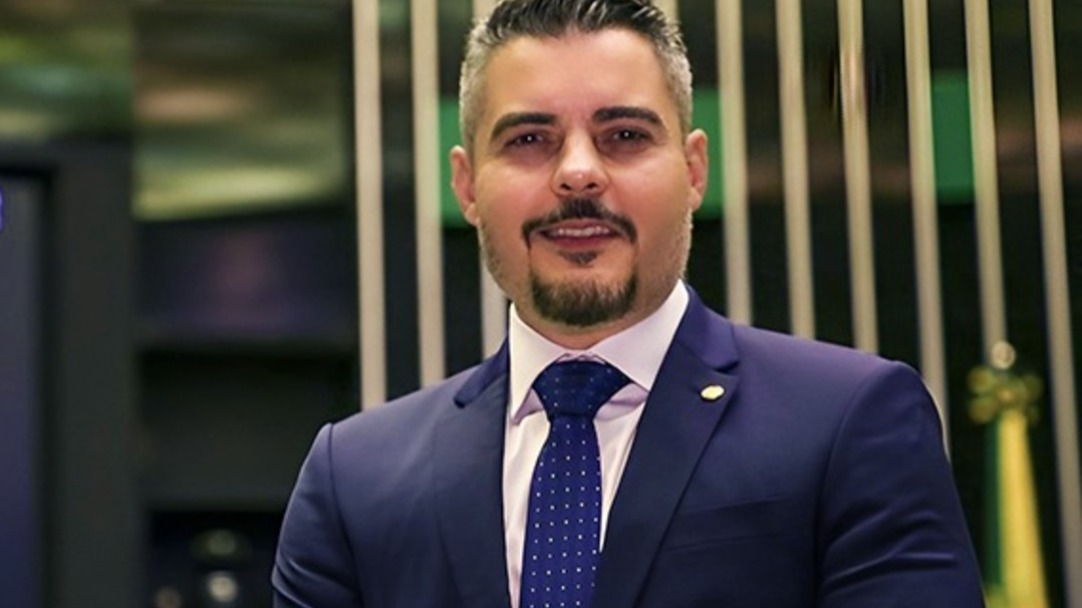 Thiago Flores assina PEC contra casamento infantil no Brasil