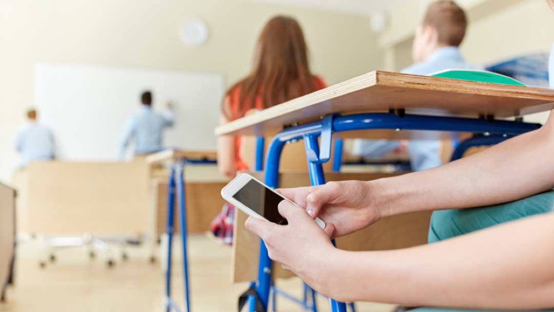MPRO instaura procedimentos para fiscalizar a proibição do uso de celulares nas escolas