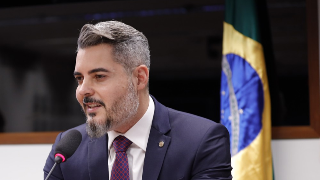 Thiago Flores assina PEC pela aposentadoria especial de professores da educação infantil