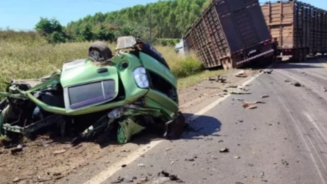 Acidente envolvendo carro de passeio e carretas deixa um morto na BR-364