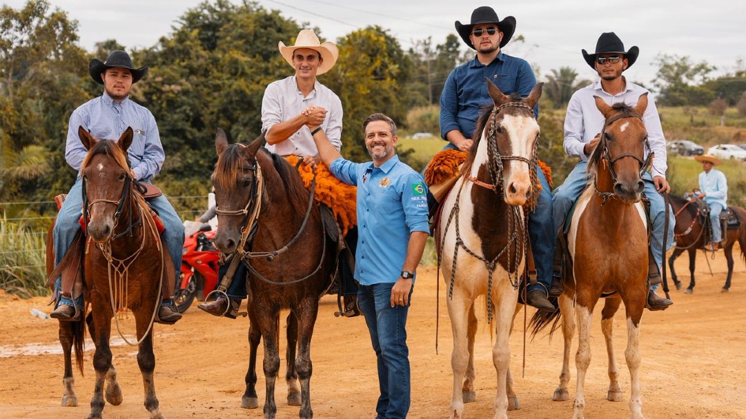 Deputado Delegado Lucas prestigia Cavalgada da Expobur e destaca valorização das tradições