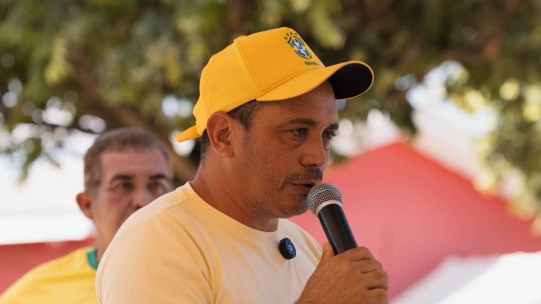 Vereador Adriano destaca investimentos de Lúcio Mosquini durante entrega de maquinários em Buritis