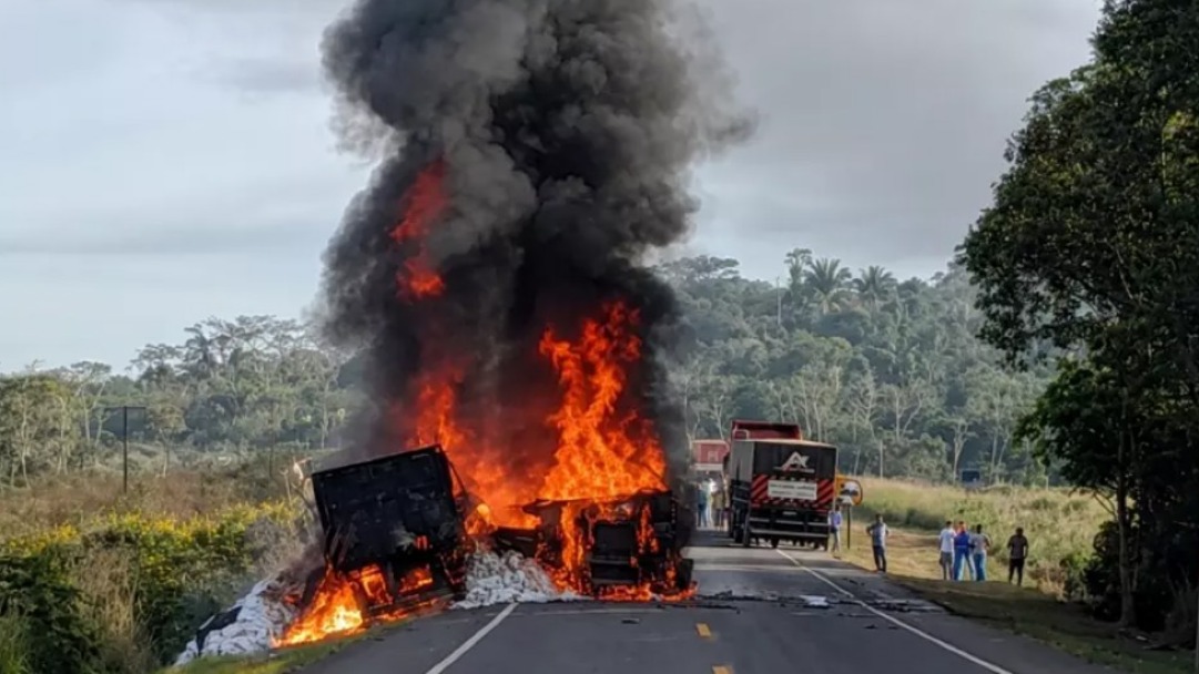 Acidente na BR-364: colisão entre caminhões mobiliza equipes de resgate próximo a Ariquemes