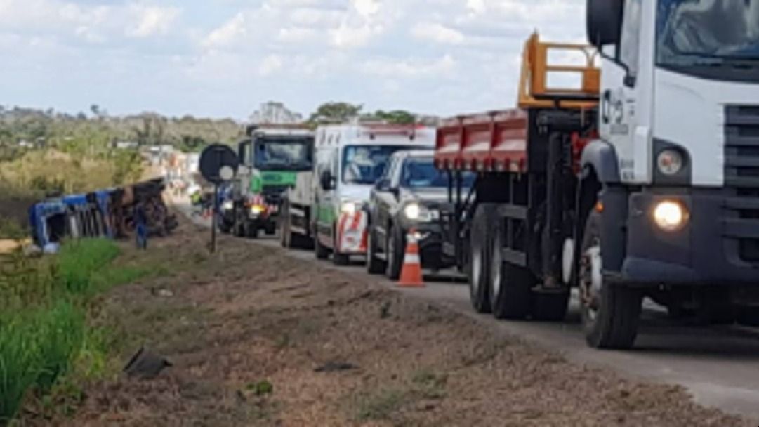 Carreta e ônibus da prefeitura com pacientes a bordo se envolvem em acidente na BR 364