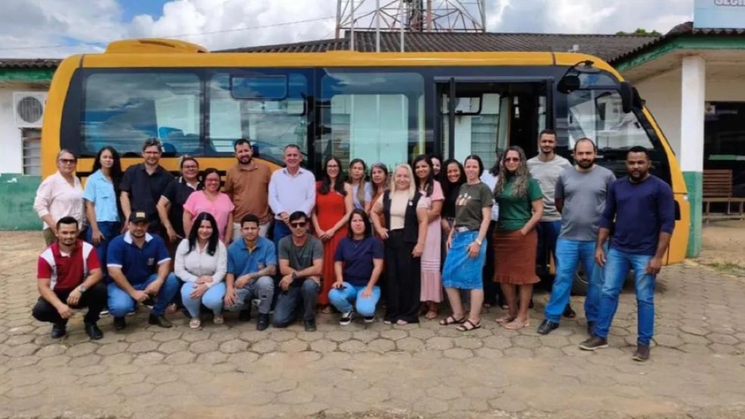 Buritis recebe novo ônibus escolar adaptado e amplia transporte inclusivo na rede municipal 