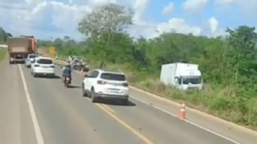 Colisão entre caminhão e caminhonete na BR-364, entre Jaru e Ariquemes, deixa uma pessoa morta