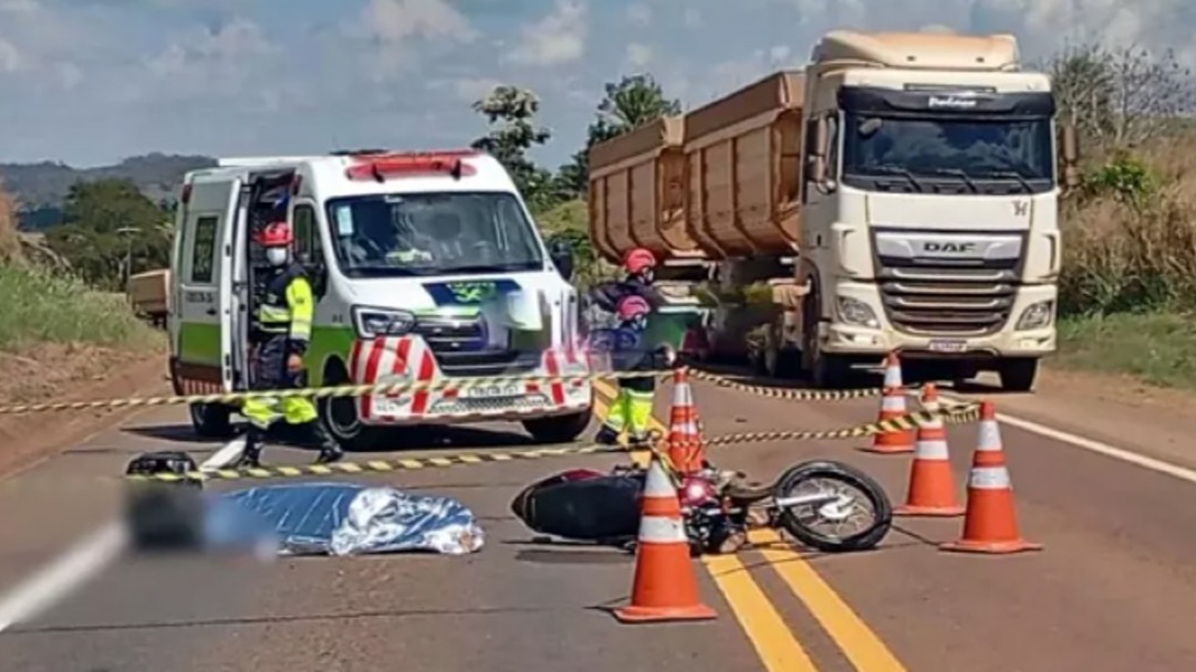 Motociclista morre em colisão frontal com caminhão após tentativa de ultrapassagem na BR-364
