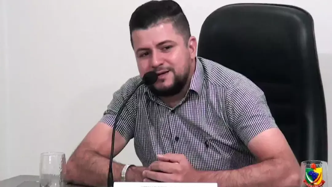 Vereador "Maxixe" é hospitalizado após disparar acidentalmente contra o próprio pé