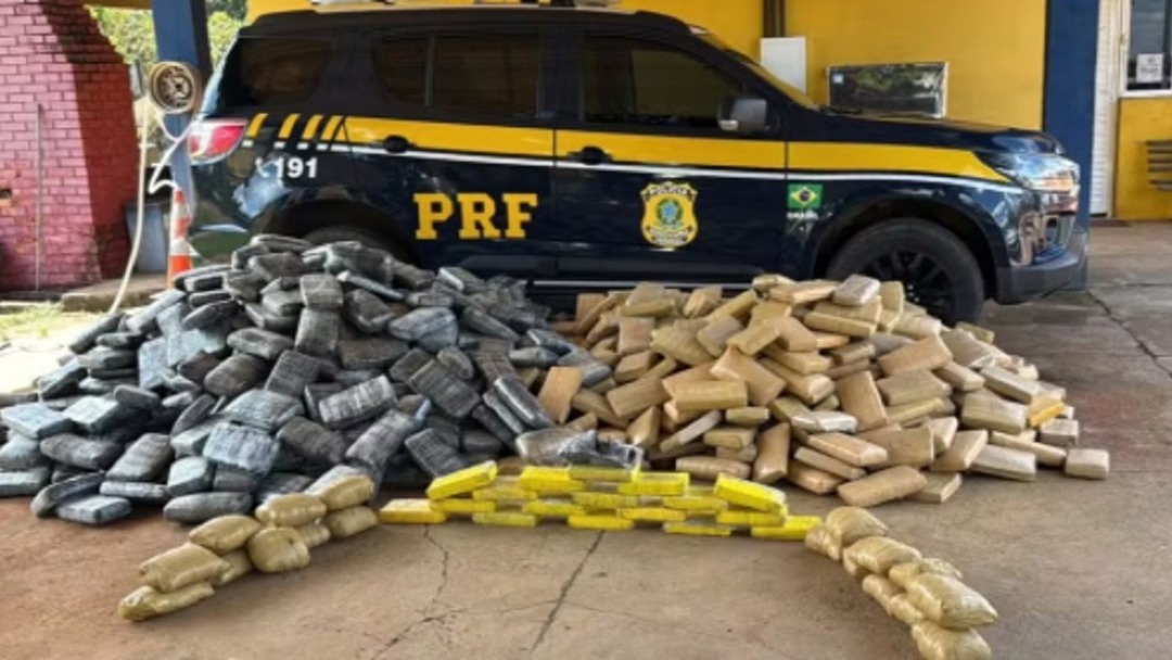 PRF apreende mais de uma tonelada de drogas em fundo falso de caminhão na BR-364 em RO