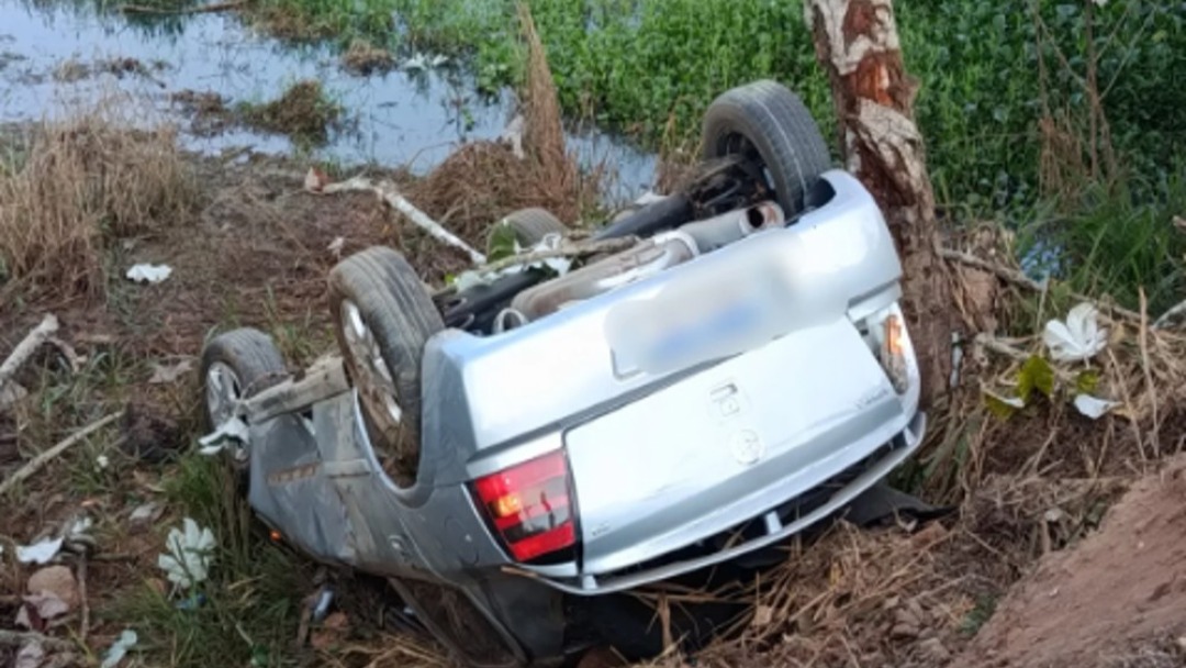 Motorista capota carro e deixa local do acidente a pé na BR-364