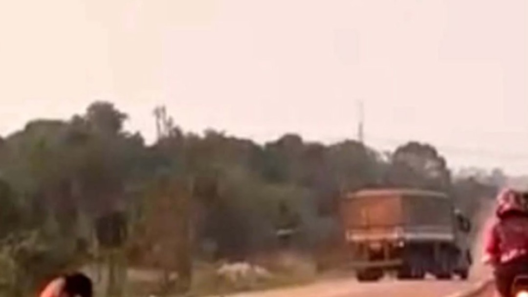 Casal em moto fica ferido em grave acidente com carreta na BR-364