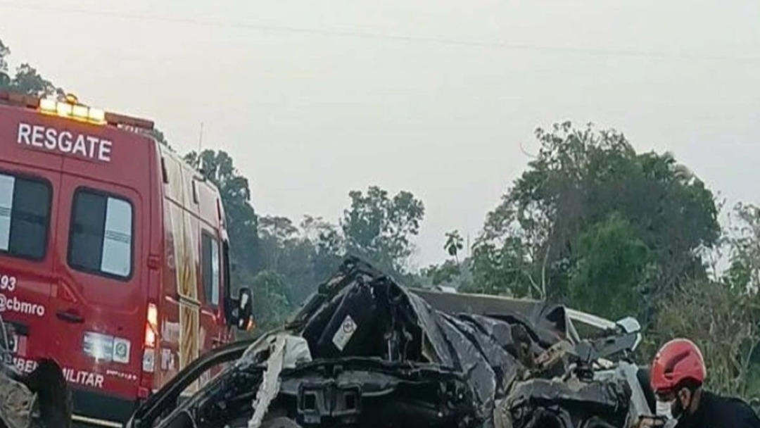 Grave acidente entre carreta e veículo oficial de Jorge Teixeira deixa 4 mortos na BR-364