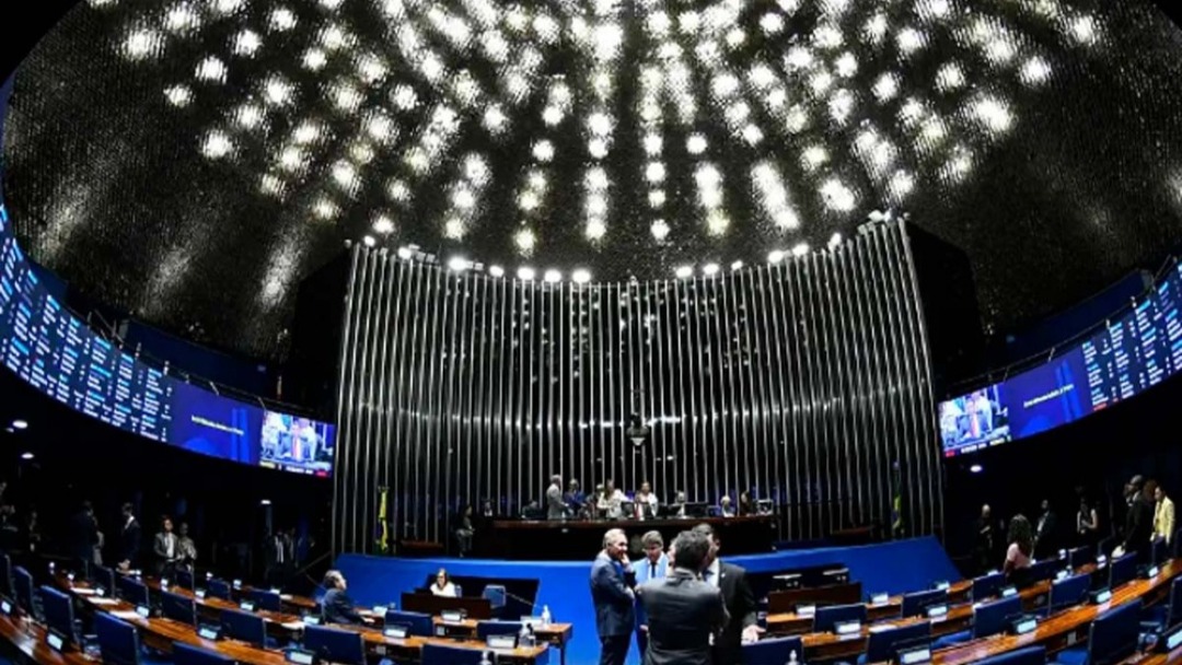 CCJ do Senado aprova PEC que acaba com jornada 6x1