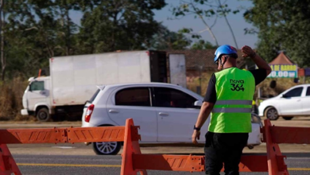 Buraco na rodovia pedagiada estoura pneu durante viagem para velório e Nova 364 é condenada