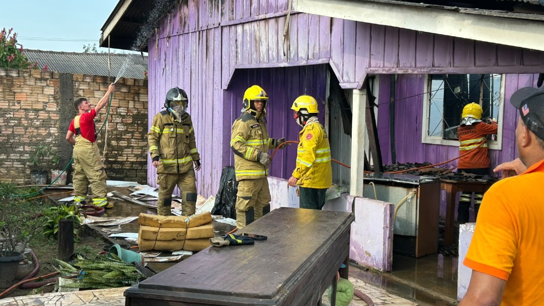 Fogo destrói residência e mobiliza moradores no Setor 2