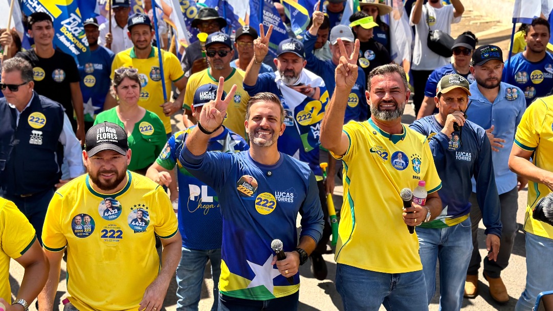 Lucas Torres e Bruno Scheid percorrem comércio de Buritis em caminhada com apoiadores