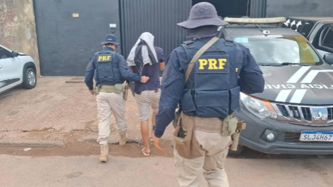 PRF prende jovem com tabletes de maconha e cocaína em táxi na BR-364