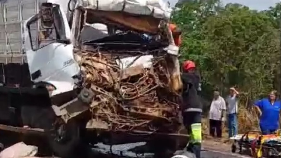 Grave acidente entre dois caminhões deixa motorista preso às ferragens na BR-364