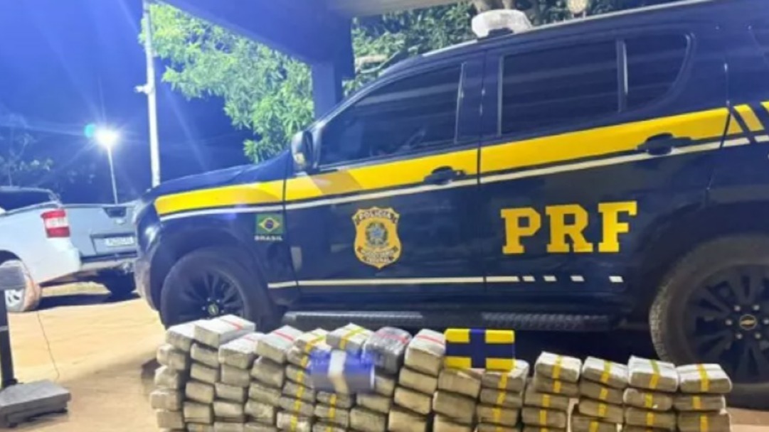 PRF apreende maconha e cocaína na BR-364; motorista sem CNH é preso por tráfico