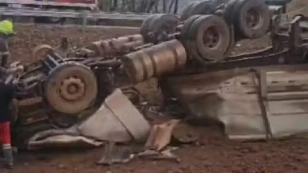 Tragédia na BR-364: motorista morre após carreta capotar em grave acidente