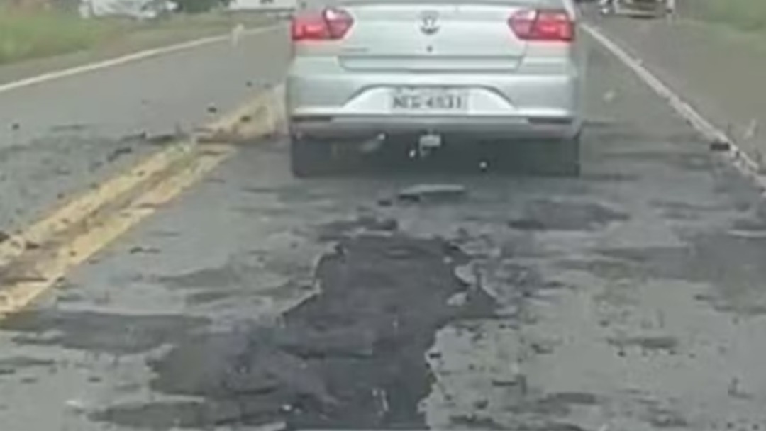 Raio danifica asfalto da BR-364 durante temporal em Vilhena