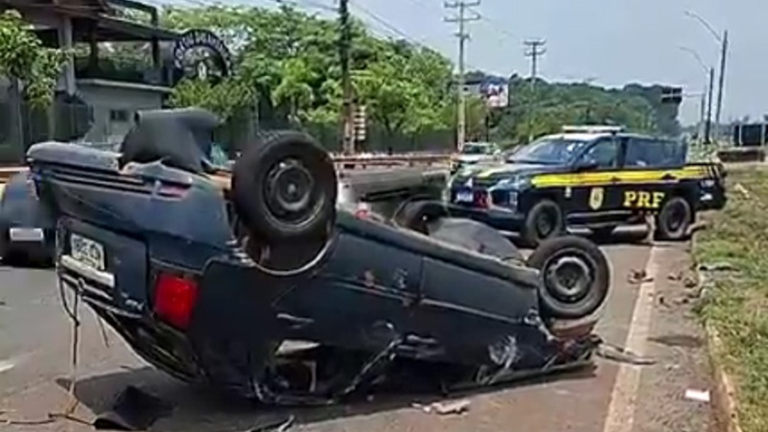 Colisão entre dois carros derruba poste e deixa motorista em estado grave na BR-364