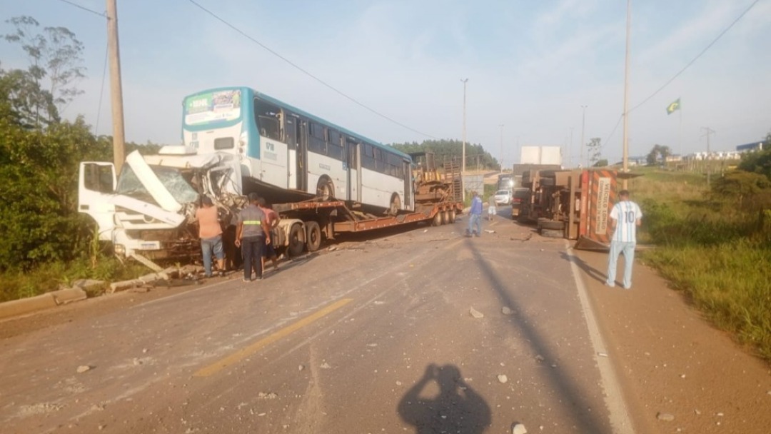 Colisão entre carretas deixa motorista preso às ferragens na BR-364 em Rondônia