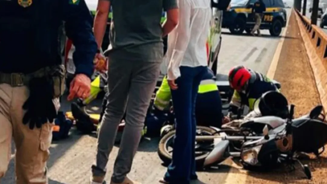 Motociclista fica gravemente ferido após colisão com carro na BR-364