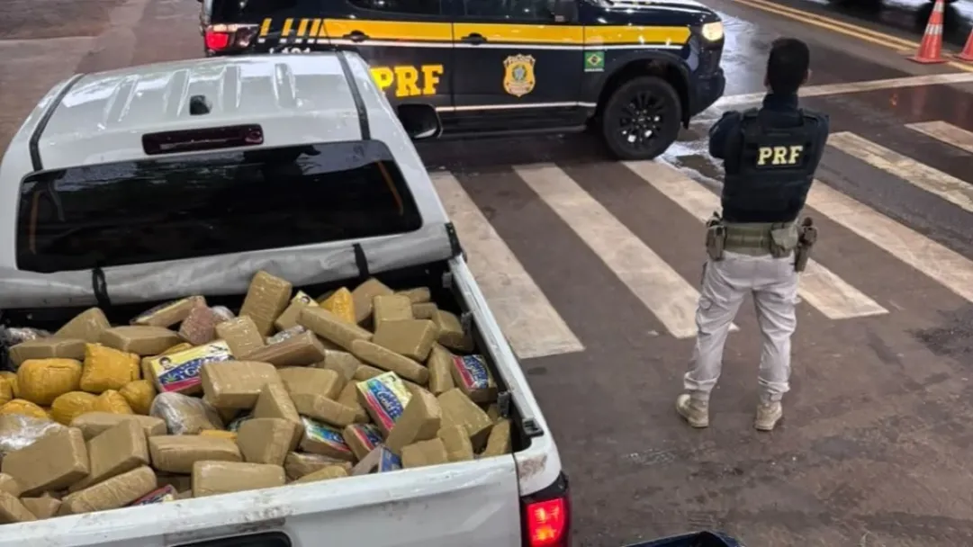 Caminhoneiro tenta fugir da PRF e acaba preso com meia toneladas de drogas na BR-364