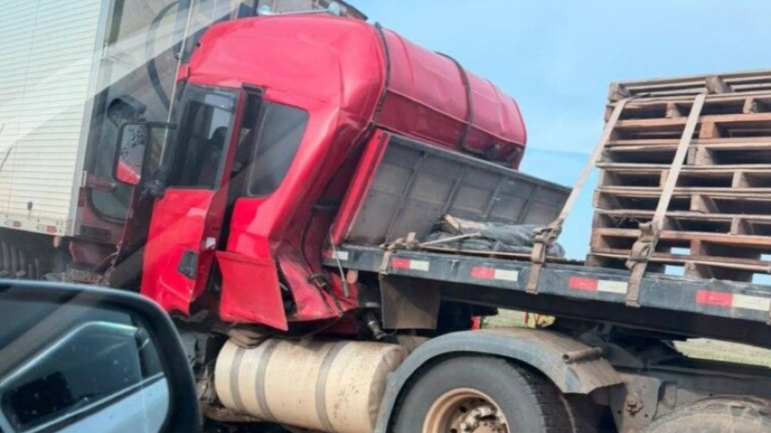 Engavetamento entre três carretas destrói cabine e causa congestionamento na BR-364