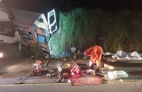 Acidente entre van e caminhão deixa 12 pessoas mortas no Tocantins