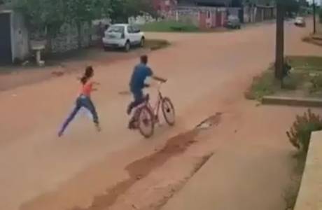 Após ser roubada, mulher corre atrás de ladrão e bate nele com cabo de rodo