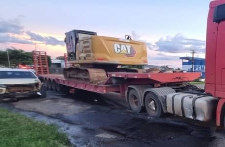 Caminhonete invade BR 364 e colide em carreta