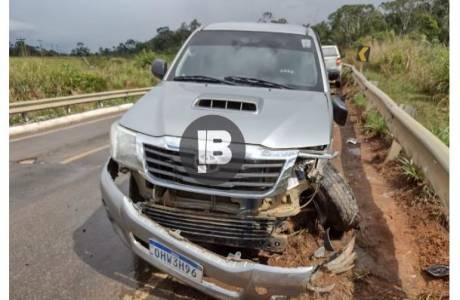 Carro oficial da Câmara de Buritis colide em Guard Rail na BR-421