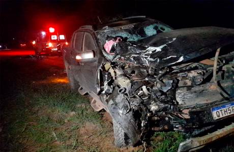 Colisão frontal entre moto e caminhonete mata tio e sobrinho, em Rondônia