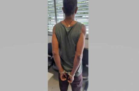 Com cocaína no bolso, homem invade viatura e se recusa a sair