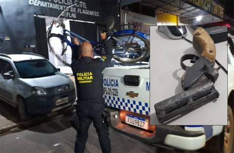 Dupla é presa com arma e diz seria usada para matar desafetos na Capital